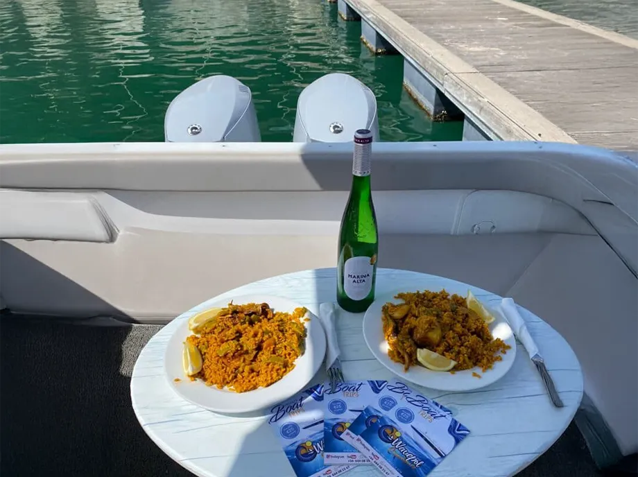 Platos de paella a bordo