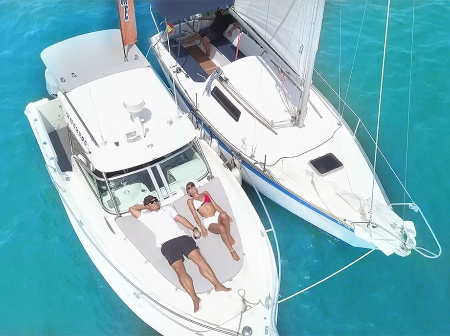 Pareja disfrutando tomando el sol en yate