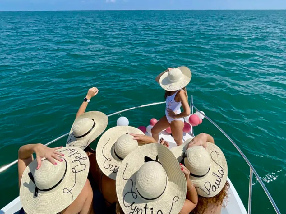 Grupo celebrando en el yate