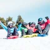 Familia disfrutando en trineo en la nieve