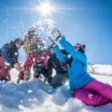 Grupo disfrutando en la nieve